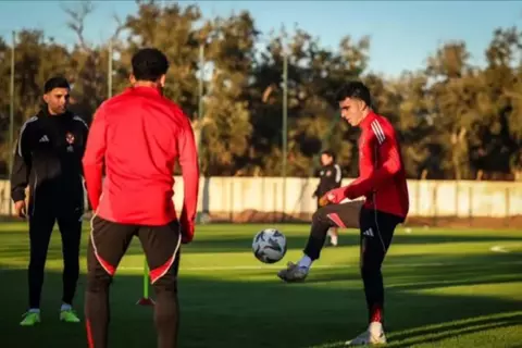 حوار بنشرقي وبن رمضان ومهارة توروب.. لقطات من تدريب الأهلي في المغرب (صور)